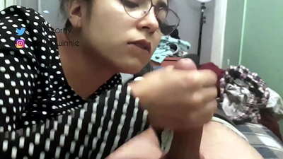 Ručná práca s dokončením v ruke - veľa mlieka