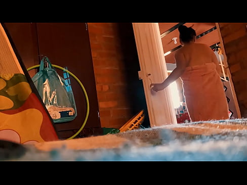 ❤️ Môj strýko za mnou ide do sprchy, šuká ma, kým sa sprchujem. Krásne porno na nás ️❤