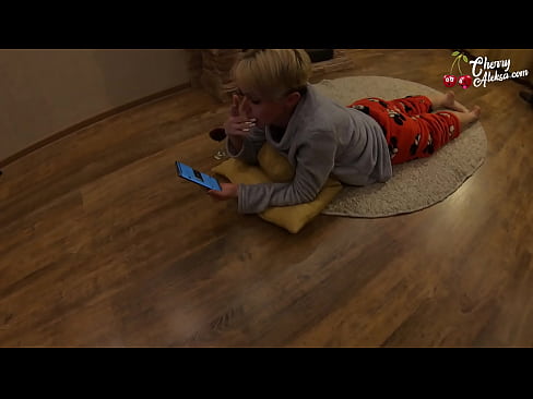 ❤️ Šialená blondínka fajčí obrovský penis a skáče na ňom - análny sex Krásne porno na nás ️❤