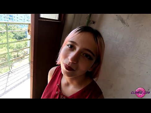 ❤️ Študentka zmyselne fajčí cudzinca vo vnútrozemí - strieka mu na tvár Krásne porno na nás ️❤